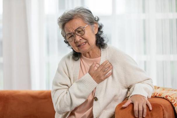 心梗脑梗老年人秋季胸痛