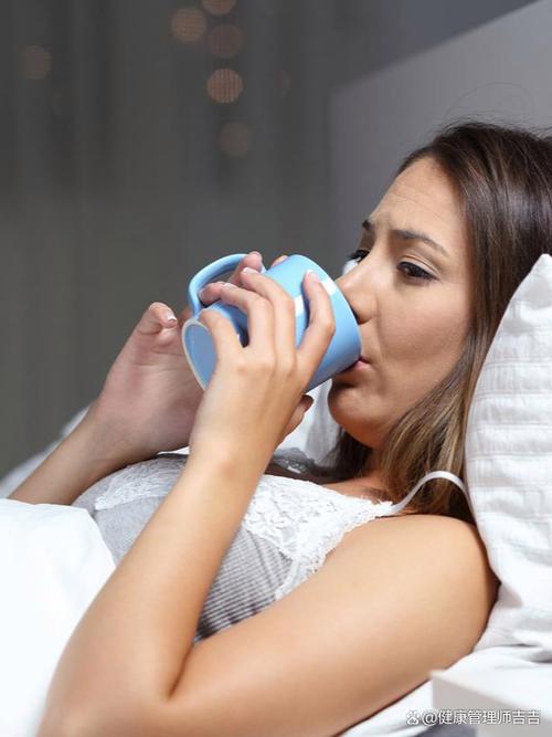 脑梗病人晚上睡前喝水