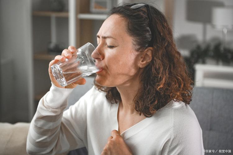 脑梗病人晚上睡前喝水