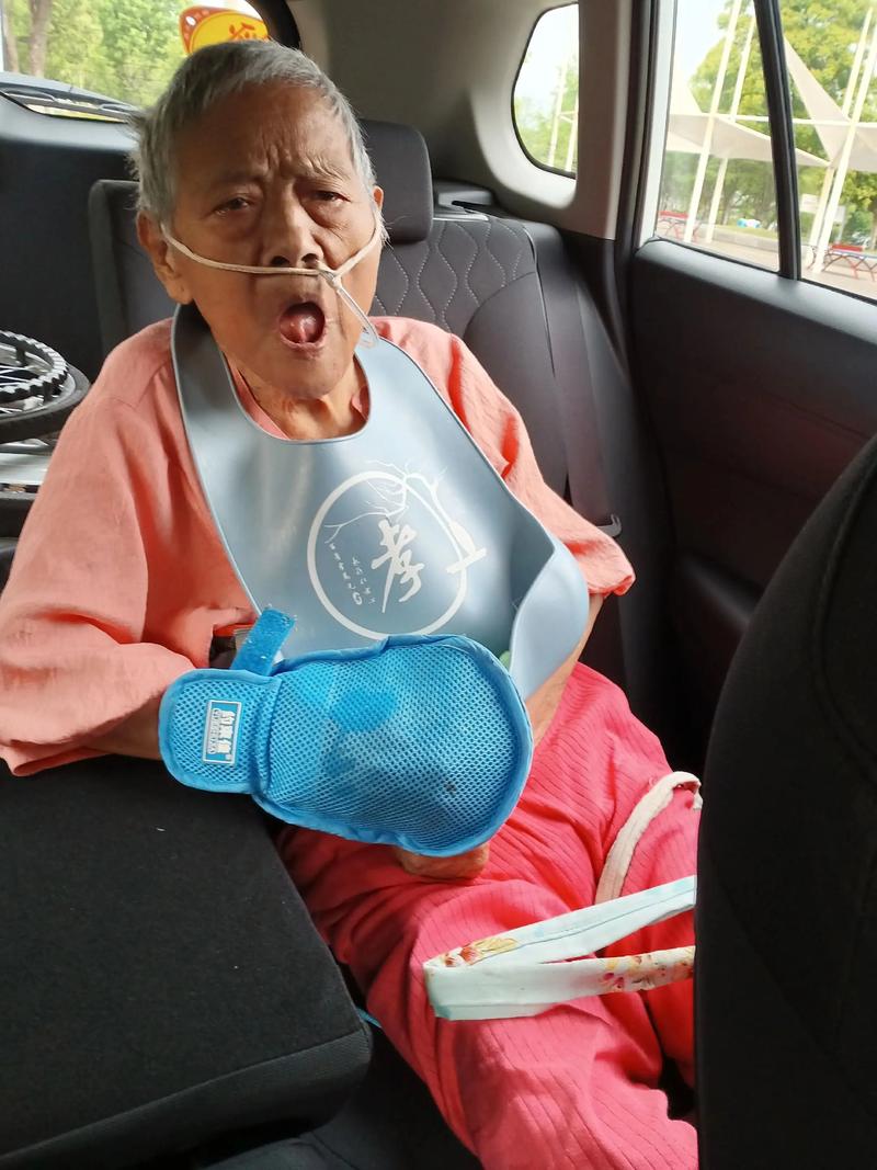 脑梗躺着吃饭 坐着呛