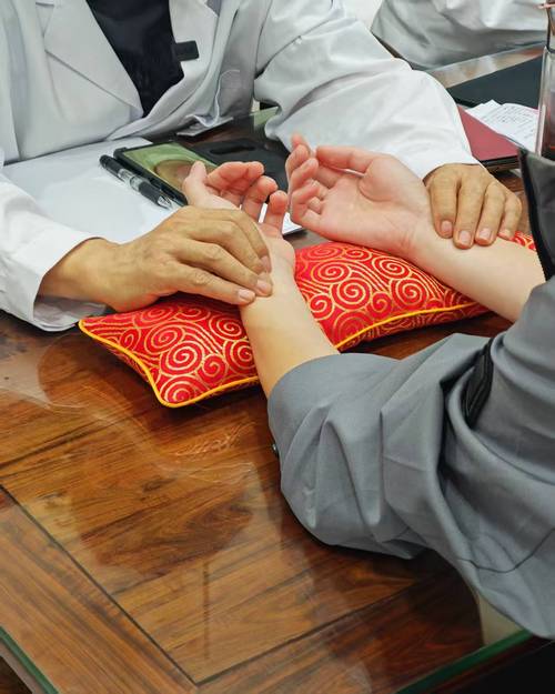 手脂风湿性关节做理疗