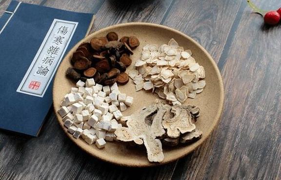 贴风湿膏出水怎么回事